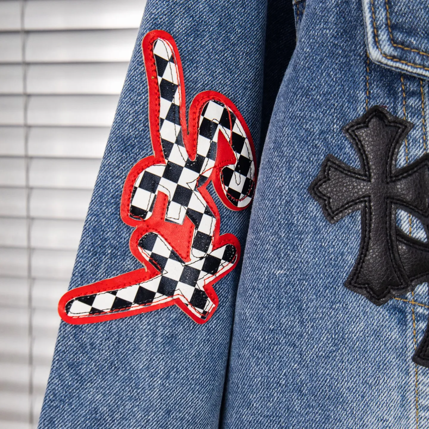 P320 ChromeHearts/Cro Hearts Cartoon Letter Chapter Cross Patchwork Leather Denim Jacket If you are obsessed with ChromeHearts, you can check it out. The same style for celebrities. Chrome Hearts is a very representative shirt jacket. The upper body of both men and women is really amazing, and it is the same style as Yu Shuxin and Angelababy! Recommended loose style for girls, super sweet! As soon as you go out, you will turn heads‼ ️This jacket really closes your eyes. Style number: 1857# (same style pants are available) Color: light blue Size: S M L XL